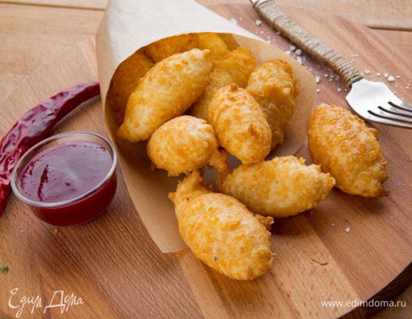 Подаем французскую закуску из сыра горячей. Эти сырные шарики получаются легкими, воздушными и отлично подойдут к вину.