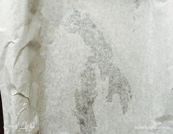 И так, бисквит у нас совсем без муки, здорово, правда? Разогреваем духовку на 160°С. Противень застилаем пергаментом.