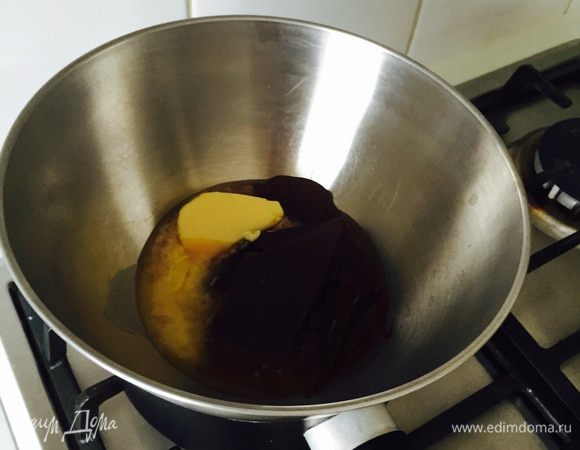 Ставим шоколад (у меня темный, 72%) и масло на водяную баню.