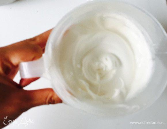 В сухой и чистой посуде взбиваем белки до пены. Потом постепенно добавляем 50 г сахара и взбиваем до крепких пиков.