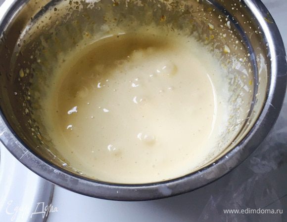 В отдельной миске взбиваем желтки с оставшимся сахаром до посветления и кремовой консистенции.