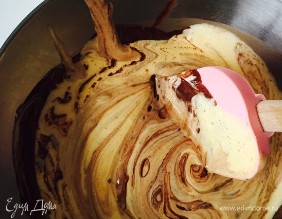 Потом соединяем растопленный и остывший шоколад с половиной меренги. Добавляем все к желткам. Потом добавляем оставшиеся белки. Хорошо, но аккуратно вымешиваем.