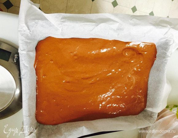 Выливаем в противень и ставим в духовку на 25 минут.