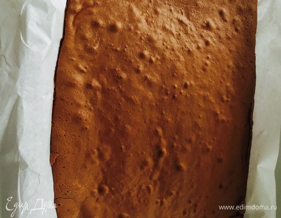 Готовый корж вынимаем, остужаем, освобождаем от пергамента и если не будем использовать сразу, то кладем в морозильник.