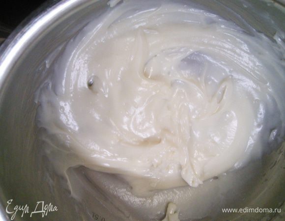 Для стартера необходимо смешать муку с молоком, чтобы не было комочков, и при постоянном помешивании нагреть. Как только масса начнет завариваться убрать с огня и две минуты интенсивно мешать. Масса начнет отделяться от стенок посуды — стартер готов. Посуду накрыть и остудить. 

* у меня масса так и не отделилась от стенок сотейника и я ее просто накрыла и охладила до теплой. 