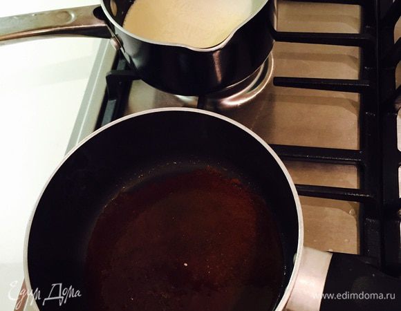 Для карамельного крема поставить на огонь кастрюльку с сахаром и одновременно подогреть молоко с таким же количеством сливок. 