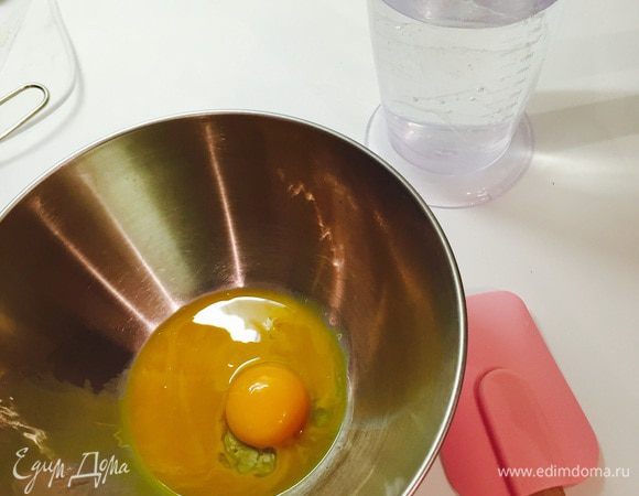 Замачиваем желатин. Взвешиваем желтки.