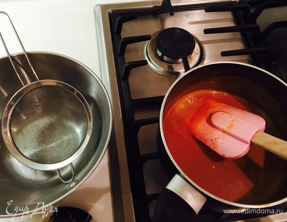 Немного пусть побурлит, потом убираем с огня, аккуратненько подмешиваем к желткам. Выливаем соединенную смесь обратно в кастрюльку и возвращаем на огонь. Варим недолго, до легкого загустения, добавляем отжатый желатин, хорошенько мешаем. Потом процеживаем в чашу, отставляем. 