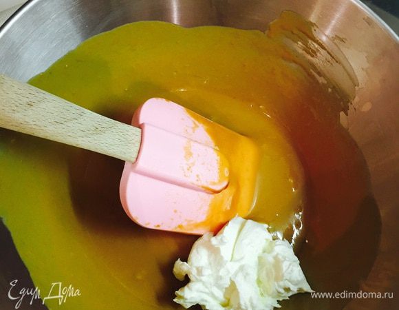Взбиваем оставшиеся 50 г сливок. Вводим сливки в остывшую карамельную массу в два приема.