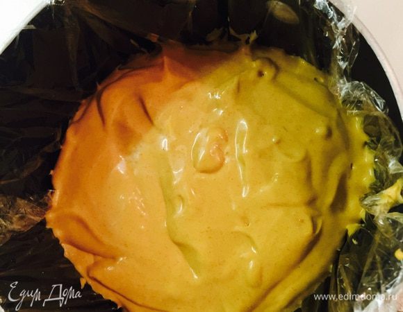 Готовим форму диаметром на см меньше чем форма торта (в моем случае форма торта 18см) - застилаем пищевой пленкой. Выкладываем наш крем в форму и в морозильник до полного застывания .