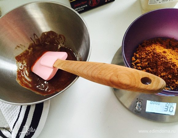 Теперь хрустящая основа. Для нее нам понадобится печенье или вафельки хрустящие, которые мы измельчаем в крошку. Шоколад и масло растапливаем на водяной бане.