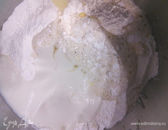 Остывший стартер смешать с остальными ингредиентами основного теста (масло и дрожжи растворите в теплом молоке) и вымешивать 5 минут на малых оборотах комбайна и 10 минут на второй скорости. Тесто отходит от стенок чаши, оно готово. Накройте пленкой и поставьте в холодильник на 15 часов. 

* тесто получается довольно плотным. 
* в оригинальном рецепте в тесто вообще не кладется сахар, я все же добавила 2 ч. л. 