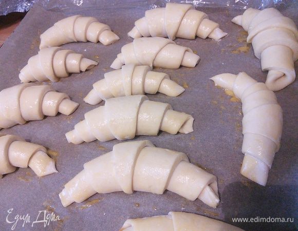 Рогалики смазать яичной смесью (для нее смешайте желток с молоком). Поставить на 45 минут на расстойку в тёплое место. У меня это духовка, разогретая до 25°С. 