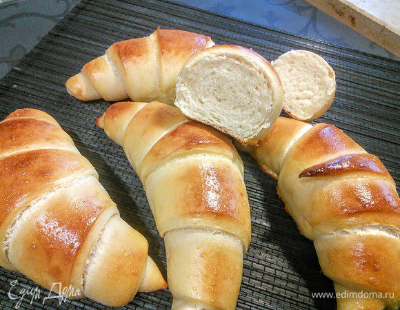 Еще раз смазать рогалики и выпекать в заранее разогретой до 200°С духовке 20 минут без пара. 