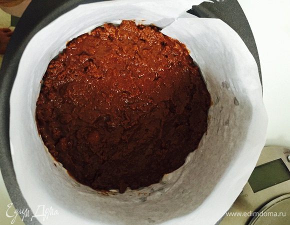 Соединяем и распределяем по дну нашей формы для торта (у меня диаметр 18) Я стенки и дно формы застелила пергаментом. Осторожно! Не съешьте всю основу — это уже очень вкусно! Форму оставляем в холодильнике.