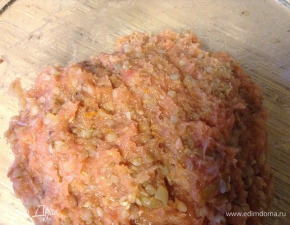 Лук порезать мелко, морковь потереть на терке, немного обжарить, добавить в фарш, также добавить яйца, отварную гречку, соль, специи вымешать.