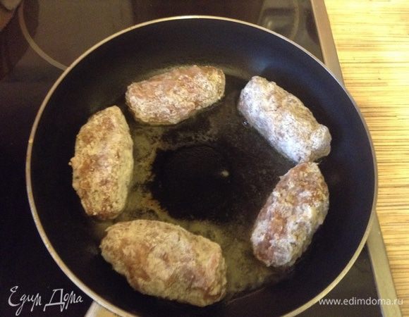 Сформировать колбаски, обвалять их в муке и обжарить со всех сторон, буквально по пару секунд, чтобы схватились.
