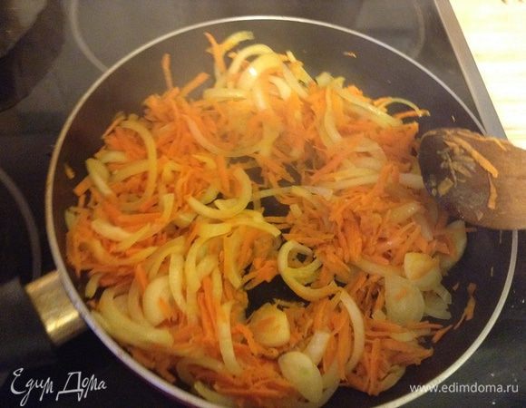 Для соуса лук порезать полукольцами, морковь натереть на крупной терке, немного обжарить.