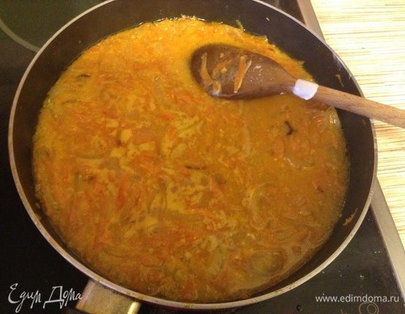 Добавить сметану и пасту с водой, соль, перец, дать прокипеть пару минут.