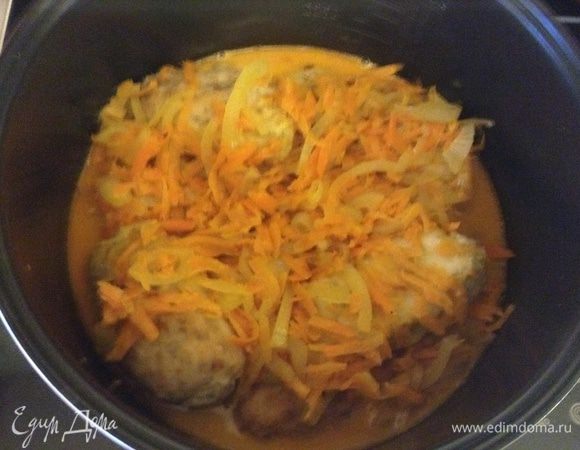 На дно кастрюли положить пару ложек овощей, из соуса выложить гречаники, залить остальным соусом. Тушить на среднем огне 30-40 минут, я делаю это в мультиварке. Подаю обычно на ужин с овощным салатом. 
Приятного аппетита!