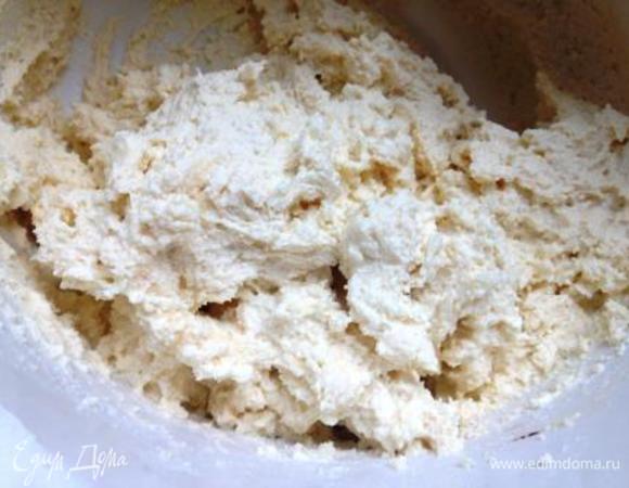 Смешать творог, яйцо, 1 белок, овсяную муку и соль.
Перемешать.