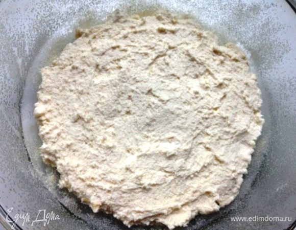 Выложить половину смеси в смазанную маслом и присыпанную манкой форму (у меня 20 см).