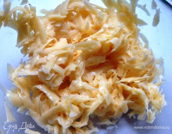 Сыр натереть на терке и примерно 2/3 из общей массы смешать с белком.
