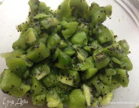 Киви почистить, мелко порезать.