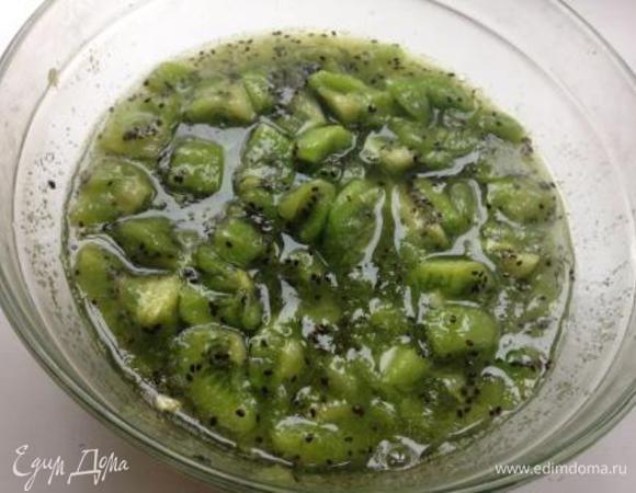 Слегка подавить толкушкой, засыпать сахаром, полить лимонным соком (можно взять половину лимона, если не любите кислое). Добавить желатин и перемешать.