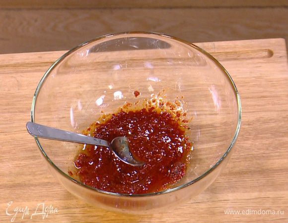 Приготовить маринад: соединить аджику и оливковое масло, добавить 1 ч. ложку лимонного сока, все перемешать.