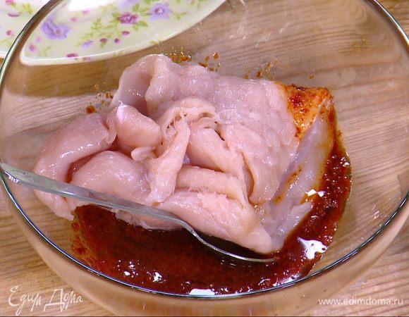 Куриное мясо поместить в целлофановый пакет, отбить, затем выложить в маринад, смазать со всех сторон и оставить на 10 минут.