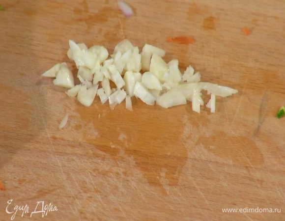 Чеснок почистить, раздавить плоской стороной ножа и мелко порубить.