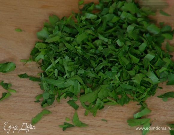 Петрушку крупно порезать.