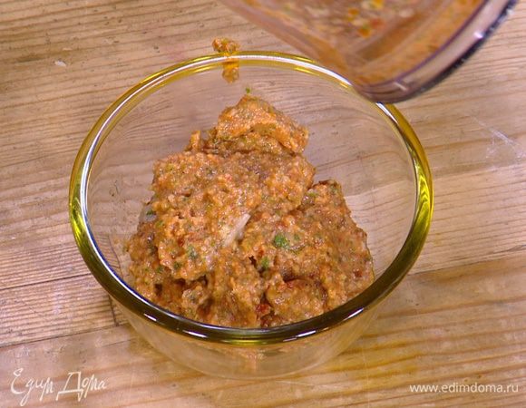 Приготовить соус песто: в чашу блендера выложить вяленые помидоры, влить 2–3 ст. ложки масла, оставшегося от вяленых помидоров, добавить кедровые орехи, чеснок, натертый сыр и петрушку, поперчить и все взбить. Если соус получился густоватым, влить оливковое масло Extra Virgin и еще немного взбить.