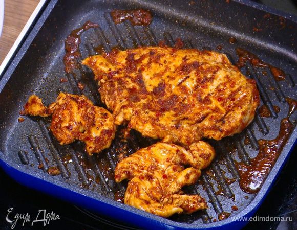 Разогреть сковороду-гриль и обжаривать куриную грудку по 5 минут с каждой стороны.