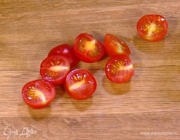 Помидоры черри разрезать пополам.