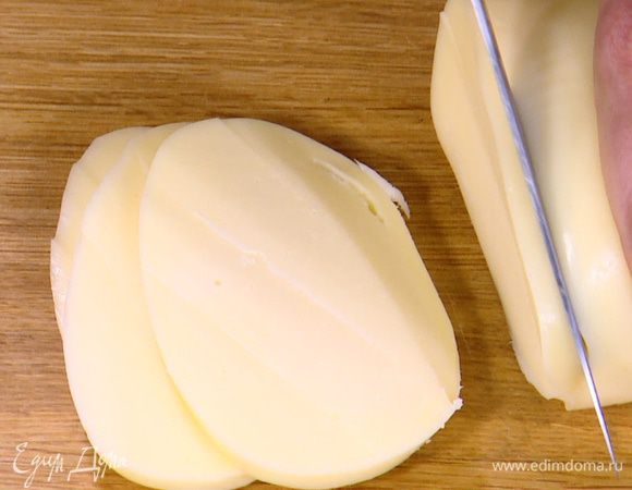 Моцареллу нарезать кружками.