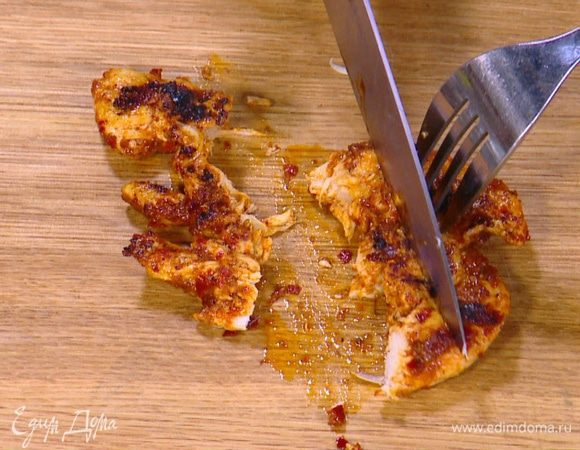 Куриное мясо порезать небольшими кусочками.