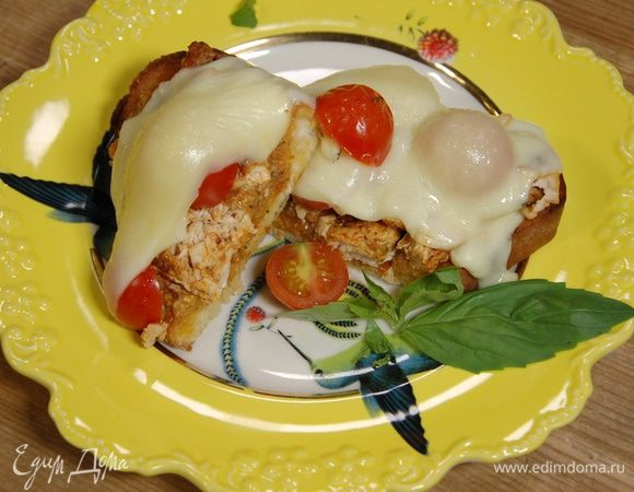 Запекать бутерброды под грилем около двух минут.