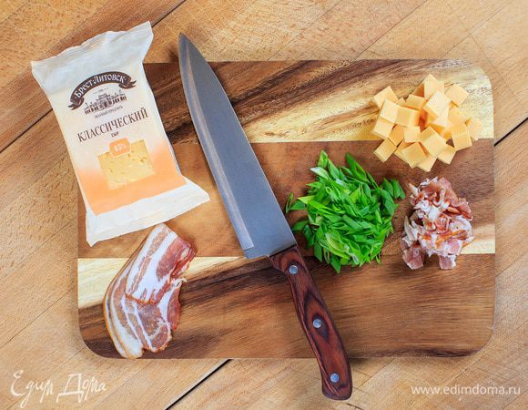 Сыр и грудинку нарезать крупными кубиками. Зеленый лук вымыть, просушить и нарезать.