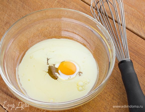 Яйцо взбить с молоком и подсолнечным маслом, посолить.
