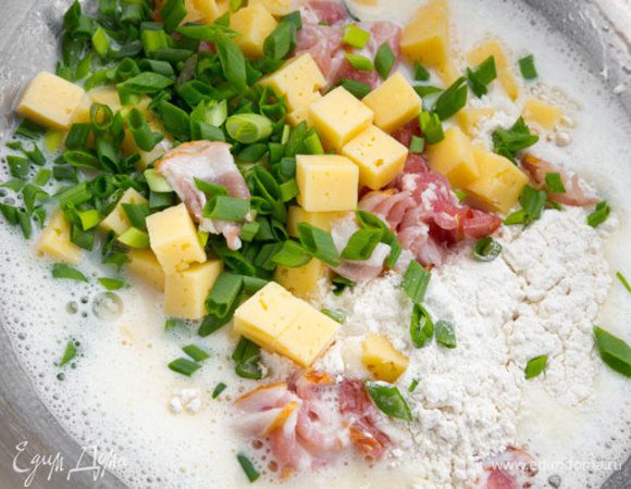 Муку просеять вместе с разрыхлителем. Добавить нарезанную грудинку, сыр и лук. Тщательно перемешать. С сыром "Брест-Литовск" пирог получится очень аппетитным!
