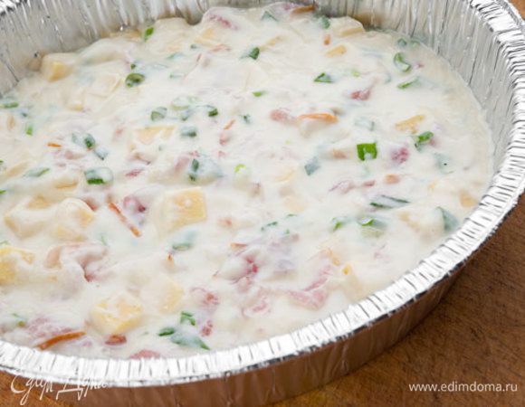 Духовку разогреть до 200°С. Влить молочно-яичную смесь, еще раз все тщательно перемешать. Форму для выпечки смазать маслом (если нужно) и вылить туда тесто. Выпекать 20-30 минут.