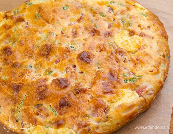 Готовый пирог слегка остудить, затем нарезать и подавать. Приятного аппетита!