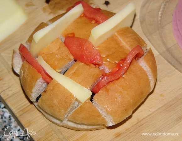 В образовавшиеся разрезы фаршируем начинку.