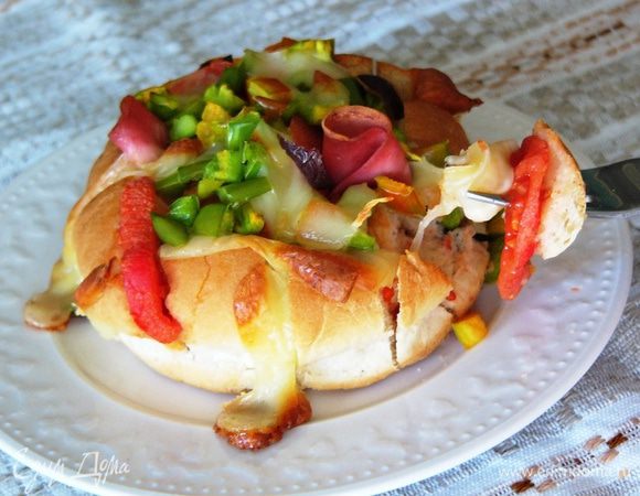 Подготовленный бутерброд запекаем в разогретой духовке 10 минут. А потом посыпаем зеленью, подаем горячим с утренним кофе и наслаждаемся хрустом сырной корочки! 