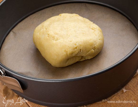 Форму смазать маслом и выложить тесто.