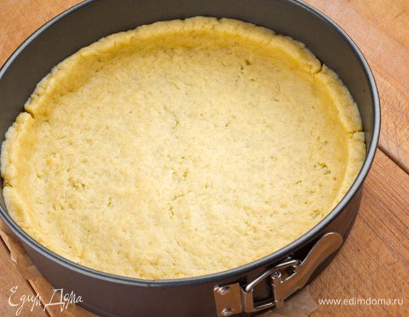 Тесто распределить по форме.