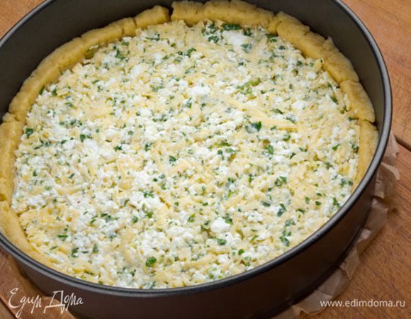 На тесто выложить начинку. Разровнять.