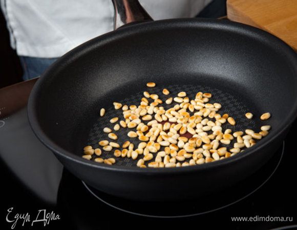 Все кедровые орехи обжарить на сухой сковороде.
